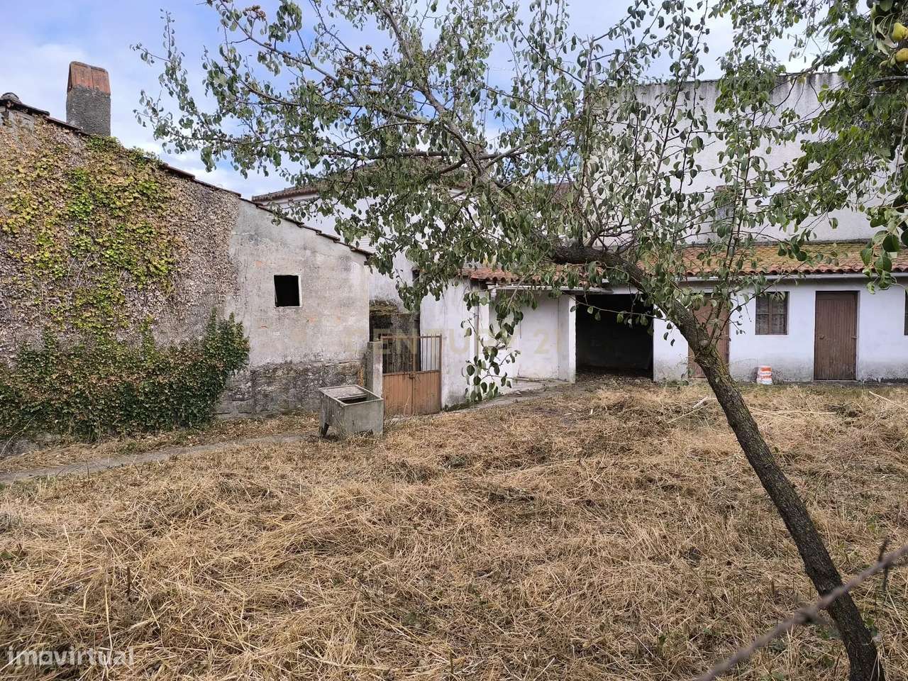 Casa de dois pisos com terreno-13