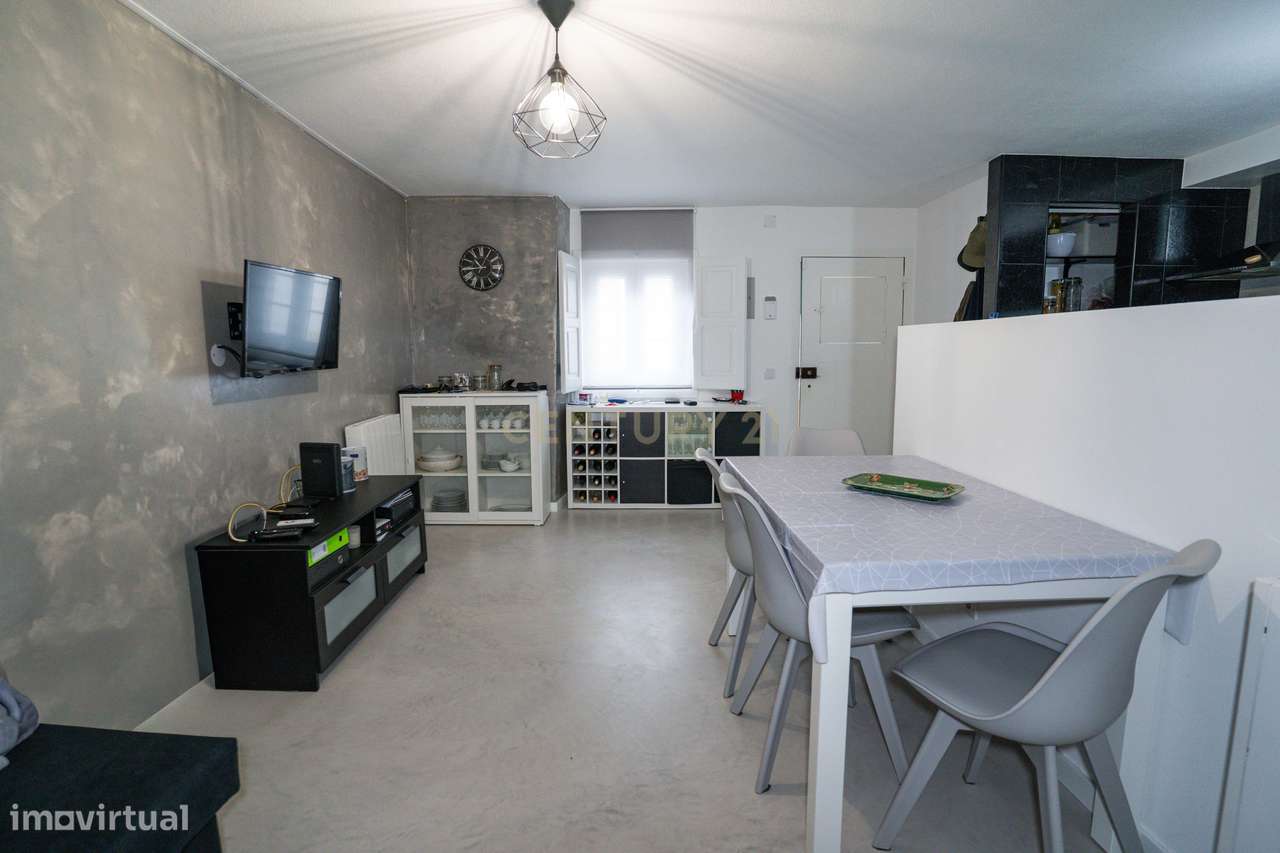 Moradia T2, totalmente renovada no centro de A dos Negros-4
