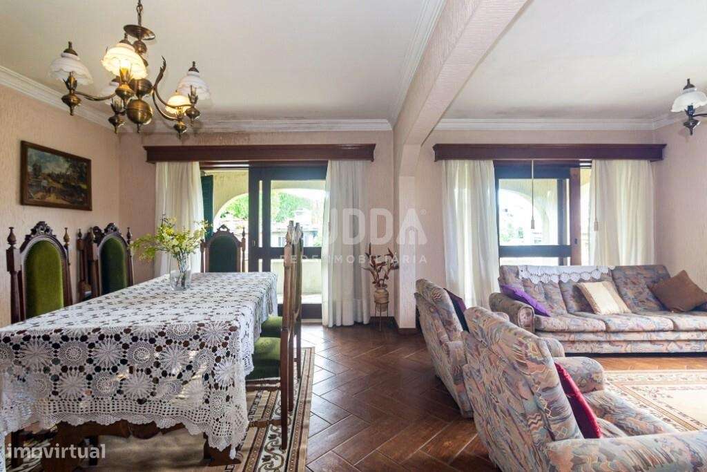 Moradia BI-FAMILIAR com amplas varandas-16