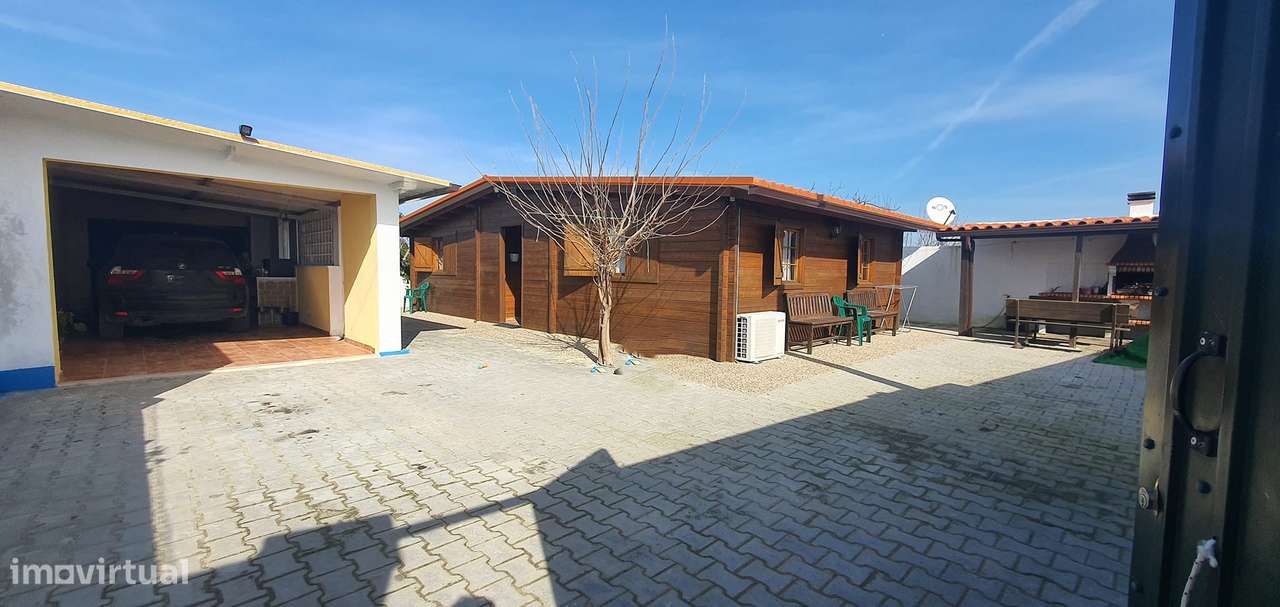 Lindíssima Moradia em Madeira inserida num terreno de 540m2 garagem-21