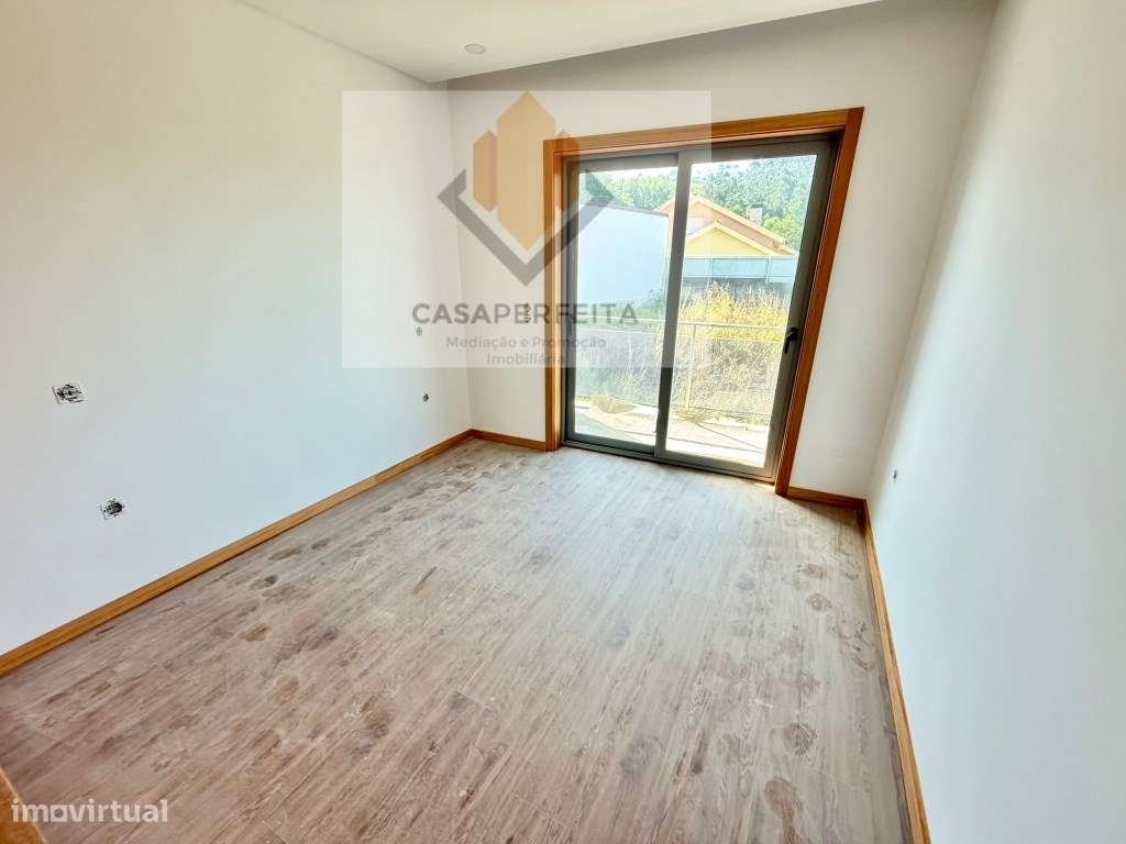 Apartamento T2 NOVO de 2 Frentes com 131m2, Varanda e Lugar de Gara...-12