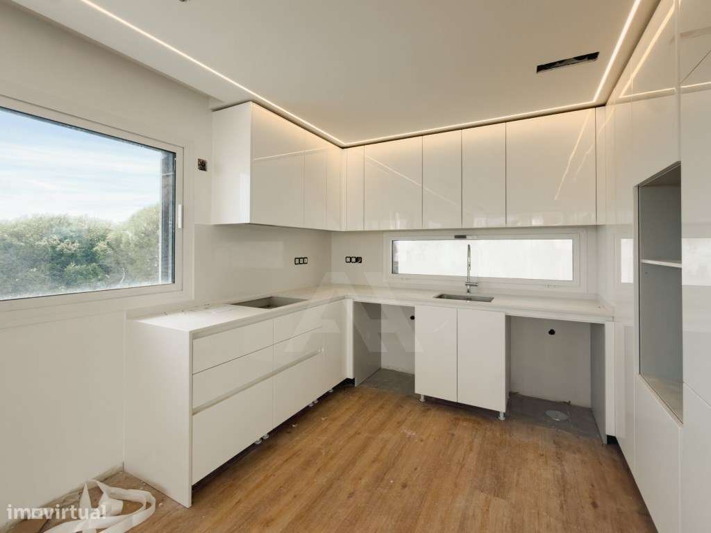 Moradia T5 na Amoreira com vista mar, piscina e jardim privativo-9