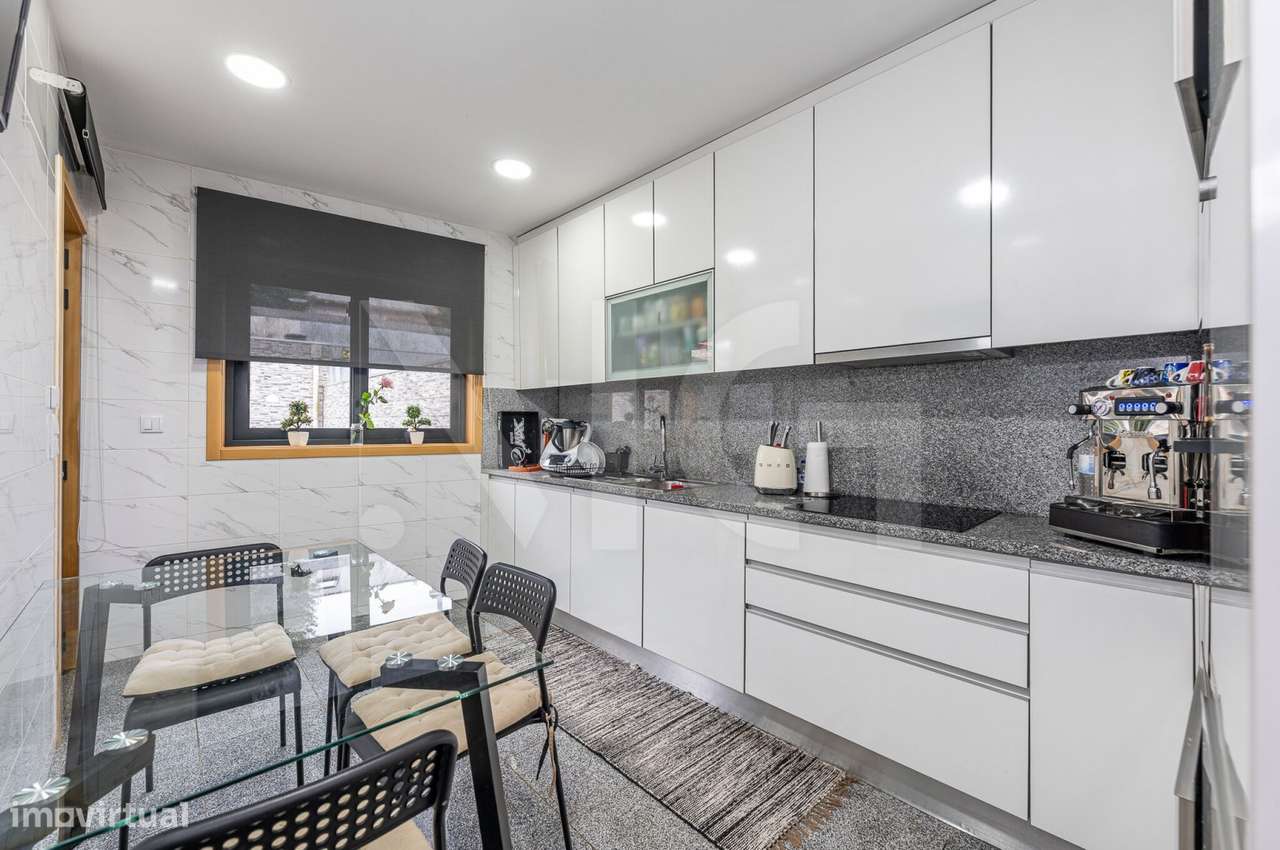 Moradia T3 com pátio, anexos e garagem em Paranhos - Porto-18