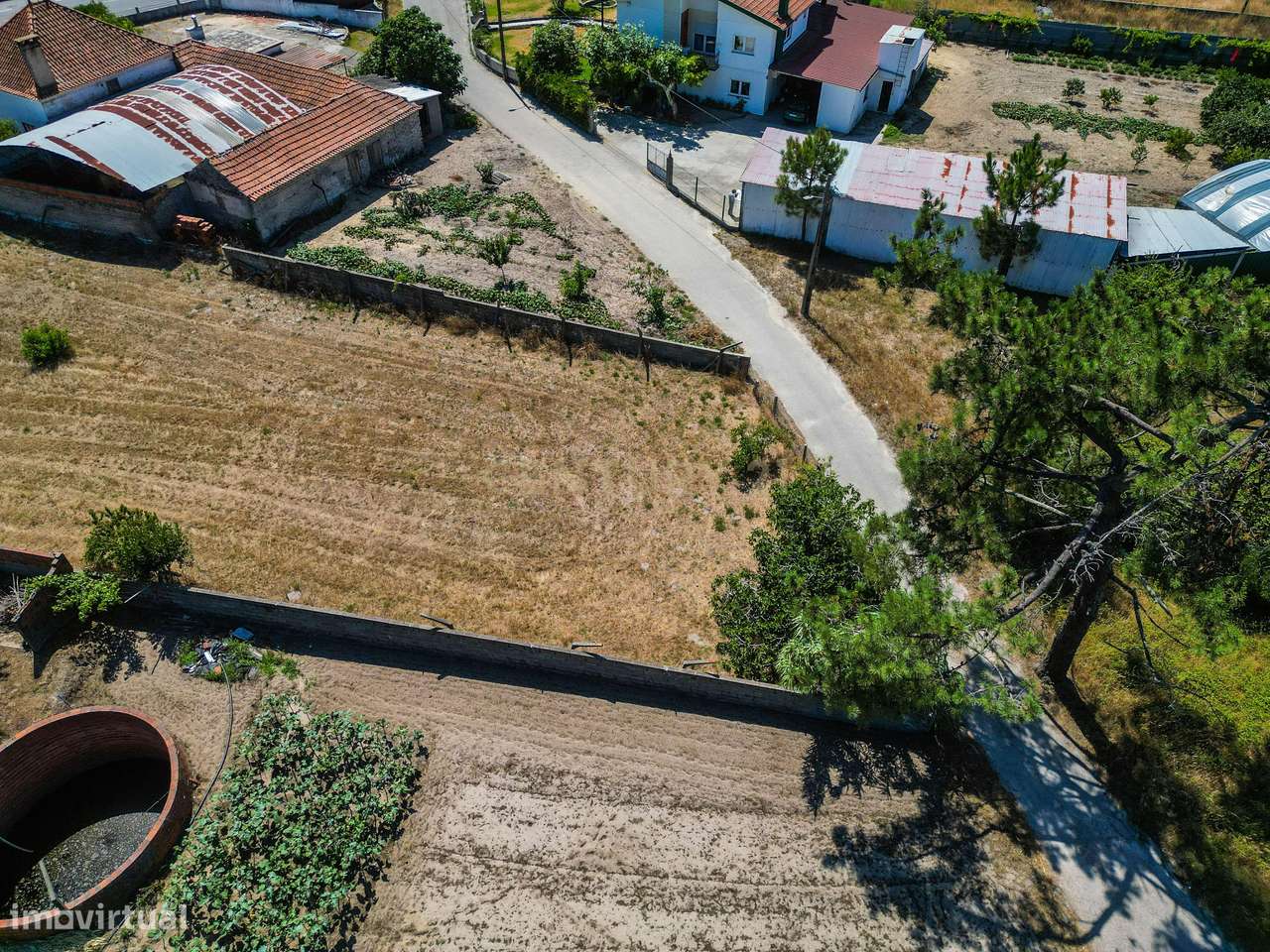 Terreno com cerca de 2.400 m² e viabilidade de construção em Moinhos d-14