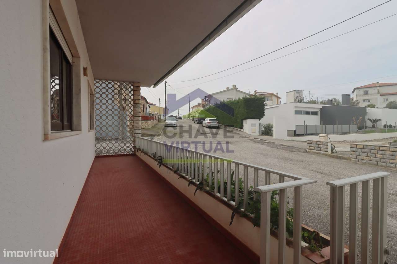 Moradia V3 com Terreno Urbano e Garagem - Seixal, Lourinhã-6