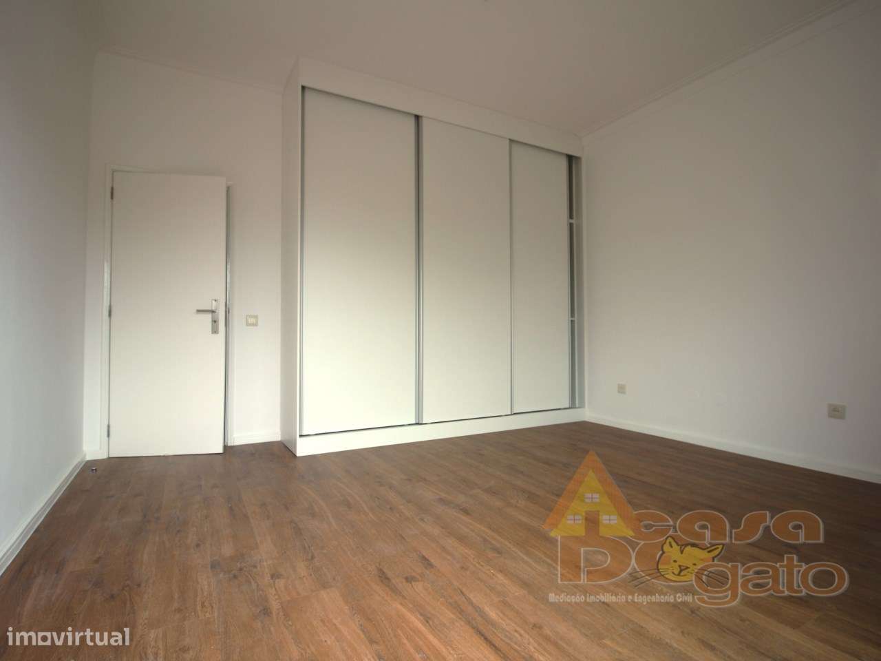 Apartamento Remodelado com boas varandas-8