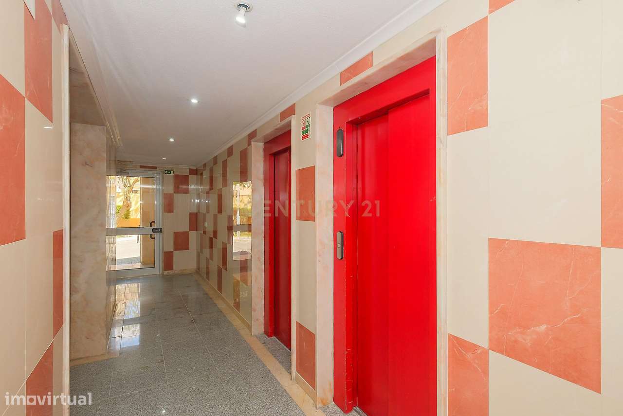 Apartamento T3 luminoso na Parede com varandas, garagem e arrecadação-26