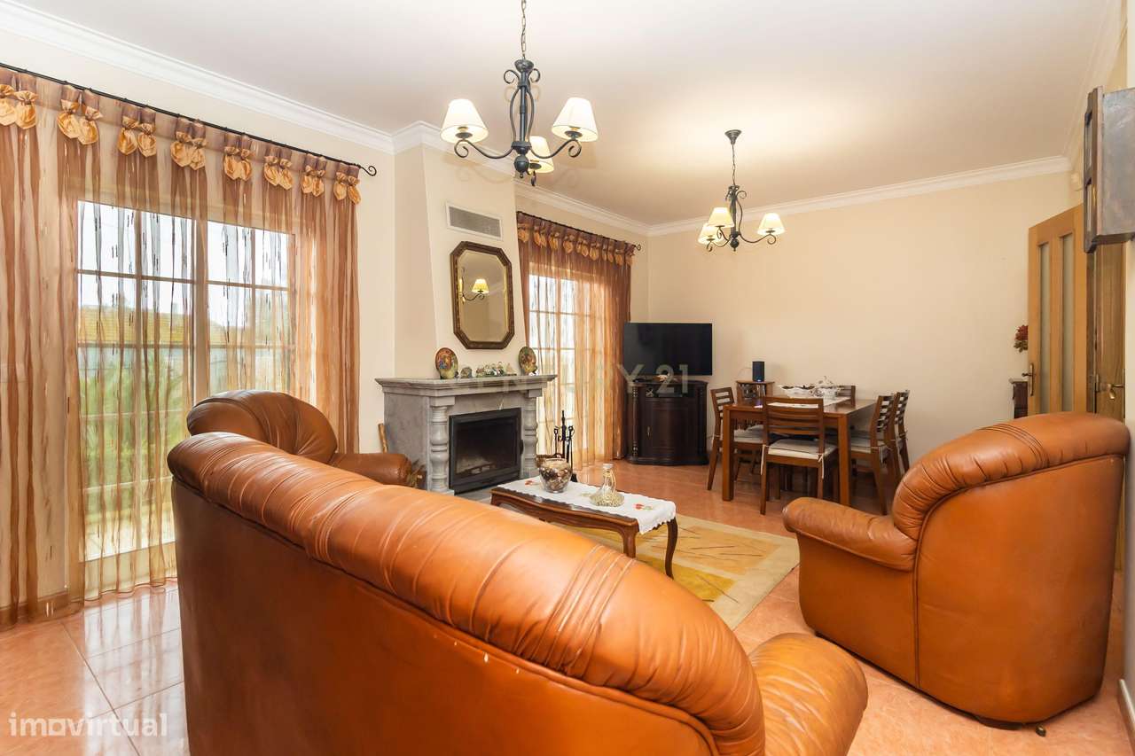 Moradia T4 Independente com garagem e jardim em Setúbal-10