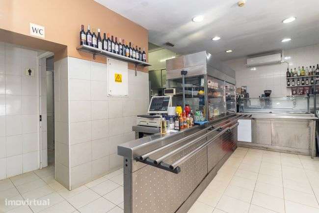 Prédio  2 Apartamentos 2 lojas Venda Barreiro-23