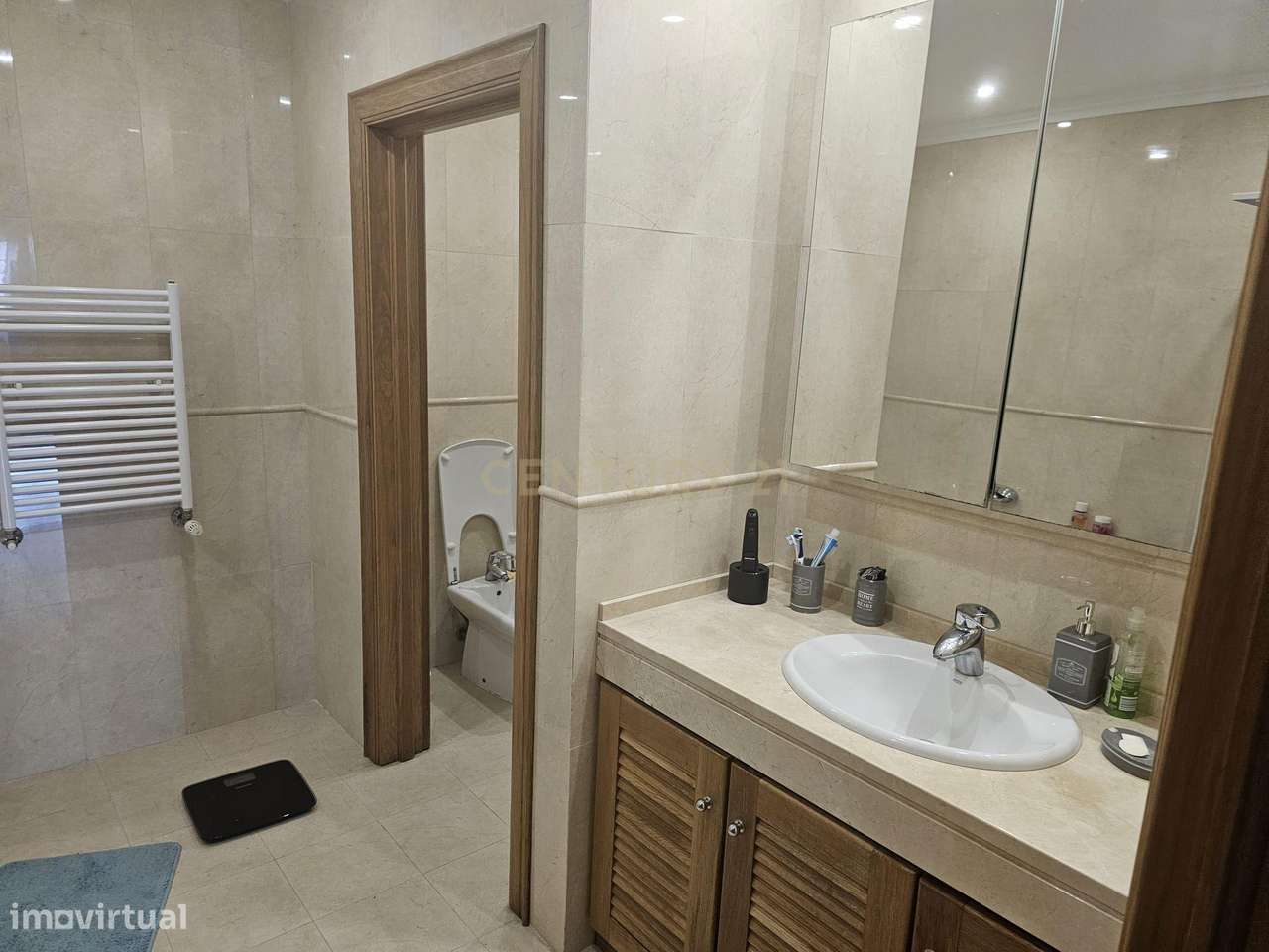 Espaço, Elegância e Localização Privilegiada – Andar de Moradia T5 no-13