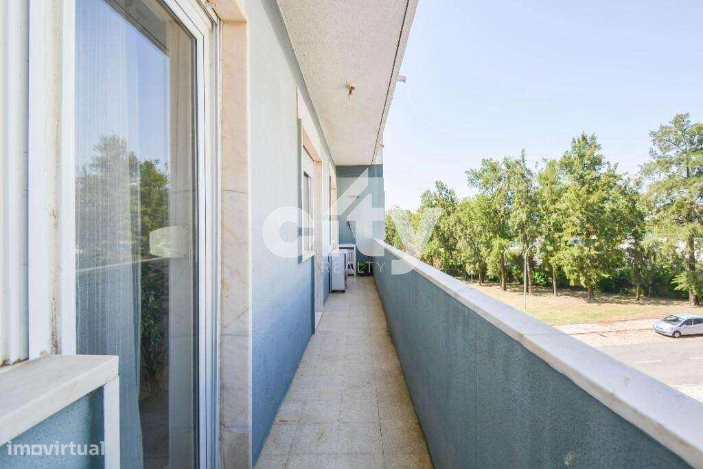 Apartamento T3 localizado em zona central de Massamá junto à Escola Se-25