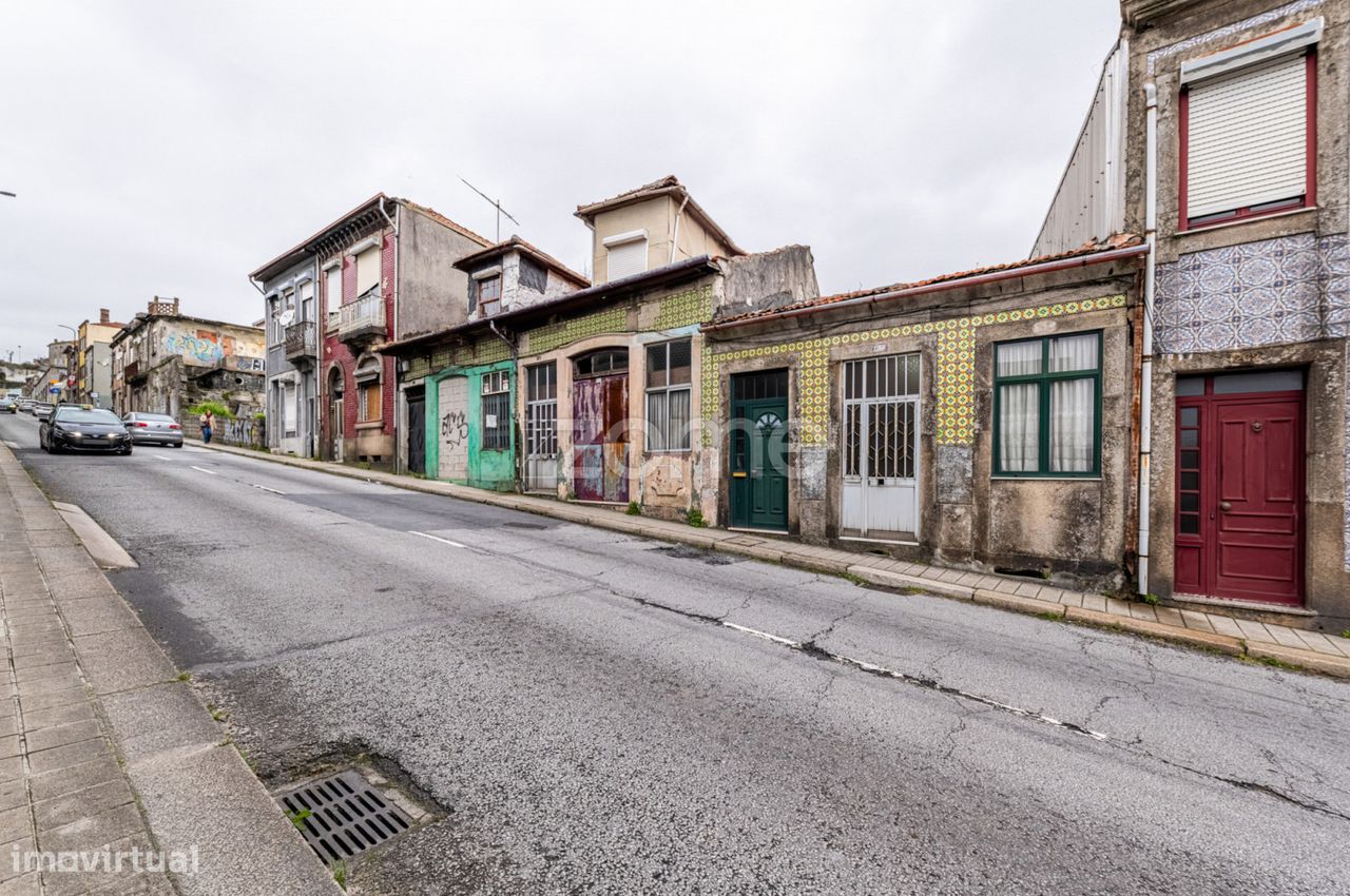 Moradia com logradouro na Rua do Freixo, Porto