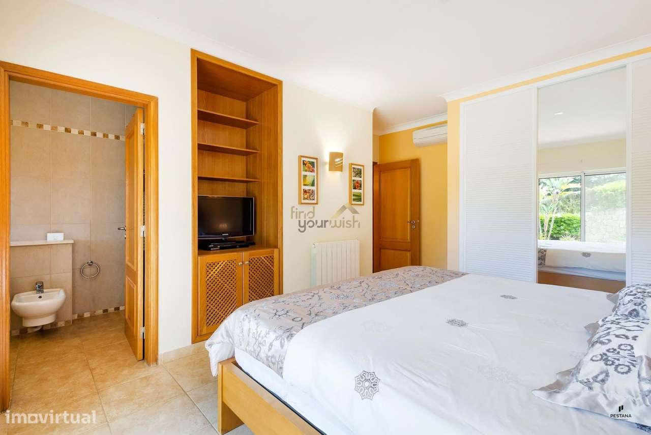 Moradia T4 com piscina, único piso,  com acesso direto ao exclusivo Ca-15