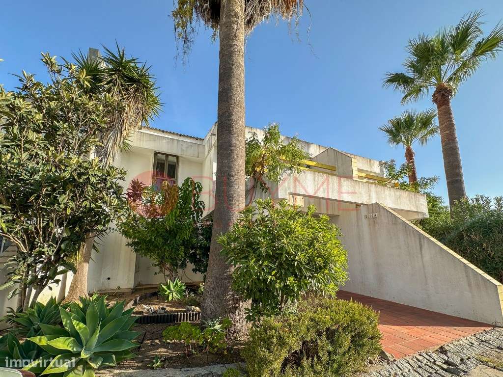 Moradia em Banda T2 em Condomínio com Piscina e Jardins | Vilamoura-23
