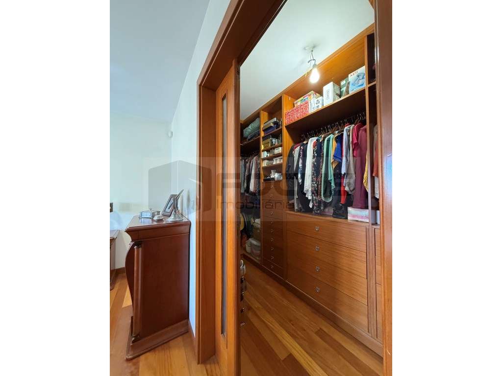 Espaçosa moradia T4 para venda em Esgueira-31