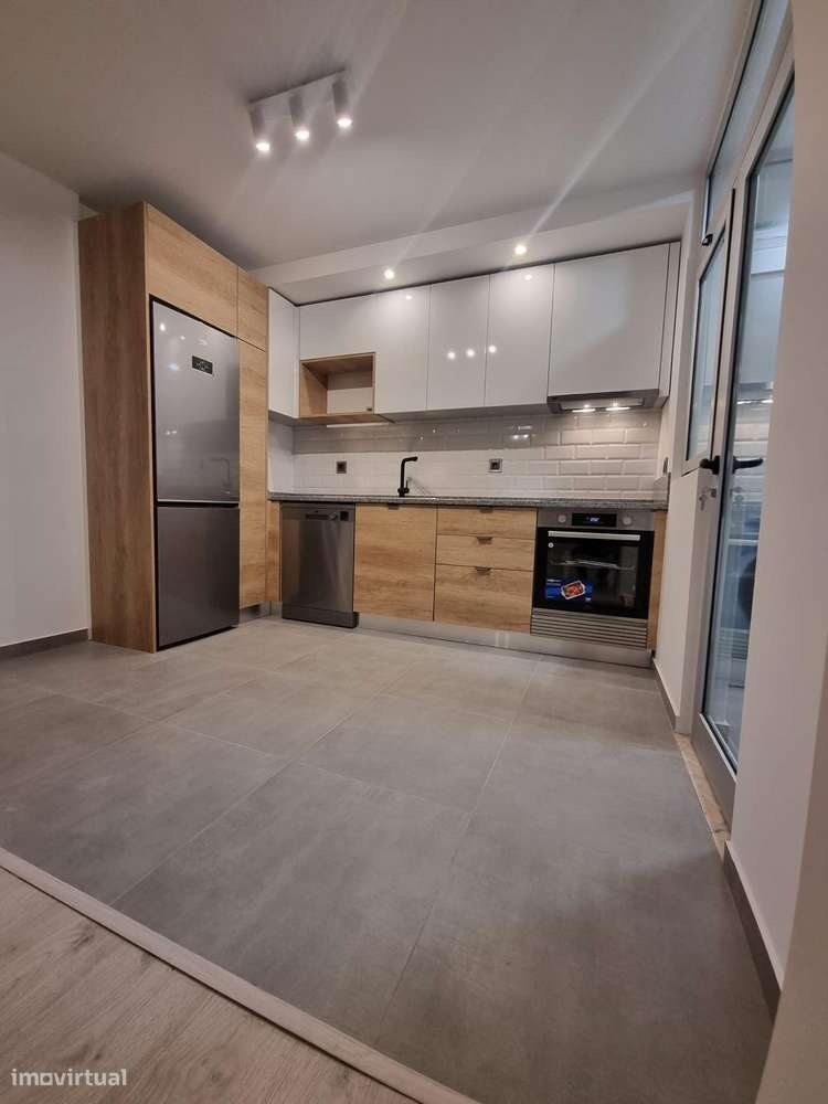 Espetacular T2 todo remodelado em Setubal em prédio com elevador - Grande imagem: 3/12