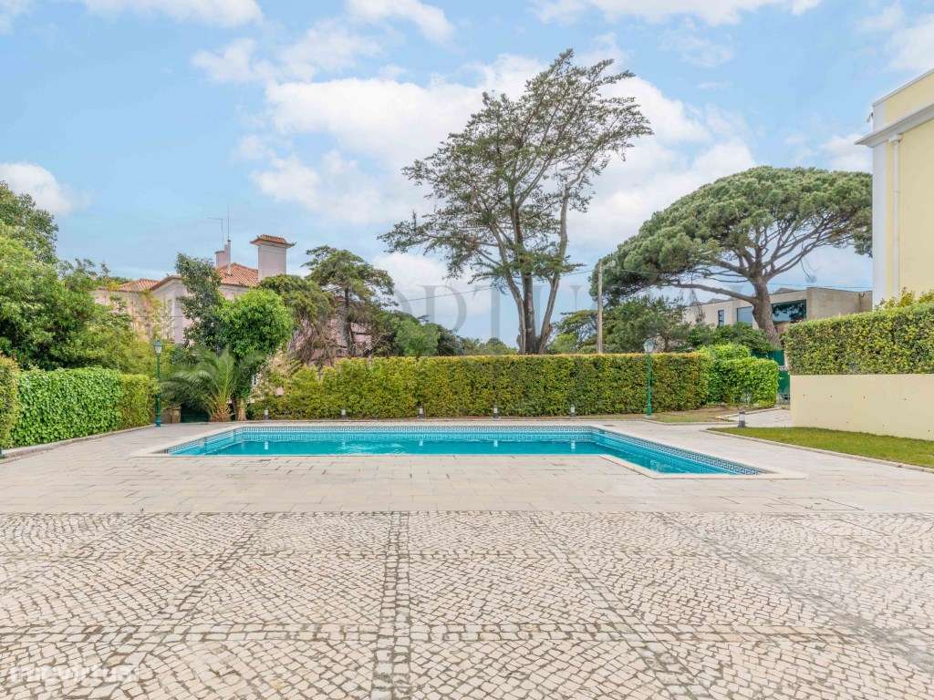 Elegância e História no Estoril: T2 com Vista Piscina no Condomínio...-31
