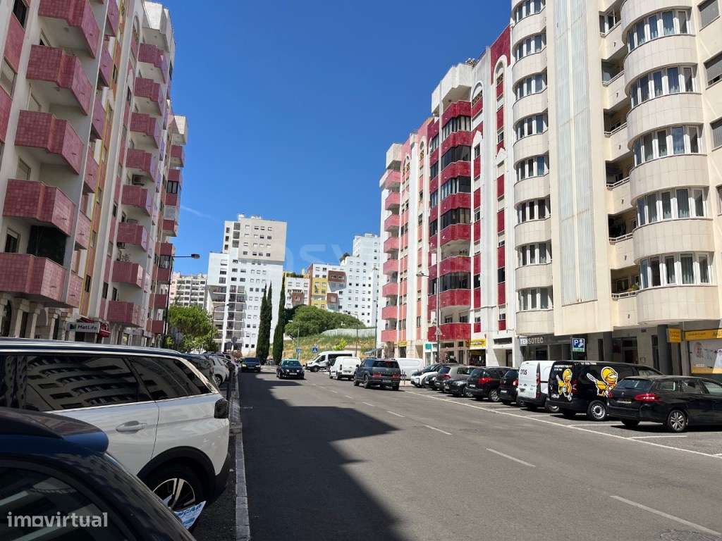 Estacione com comodidade nas Laranjeiras em São Domingos de Benfica - Grande imagem: 1/8