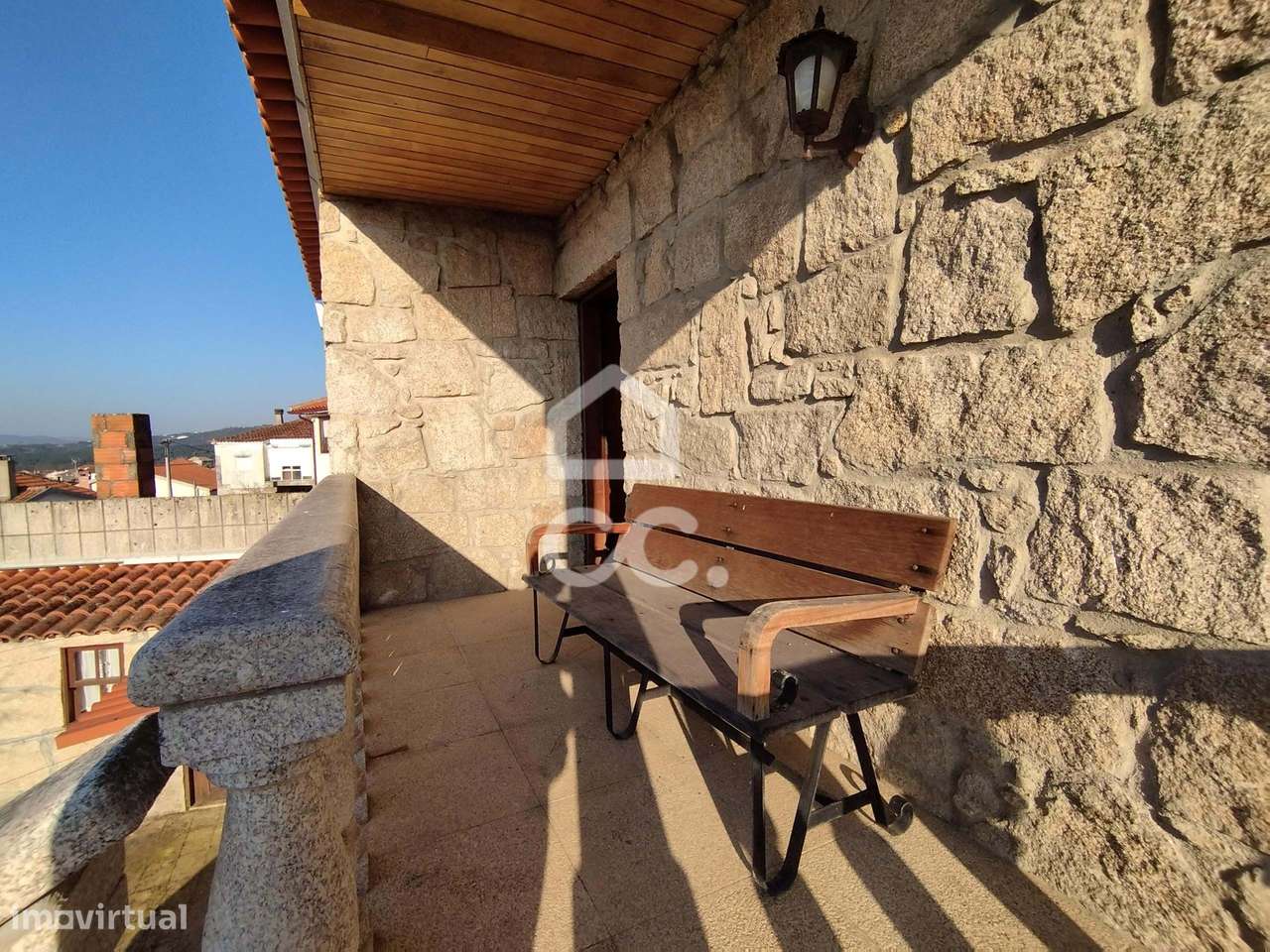 Moradia em pedra, com res do chão e primero andar num vila mediaeval-15