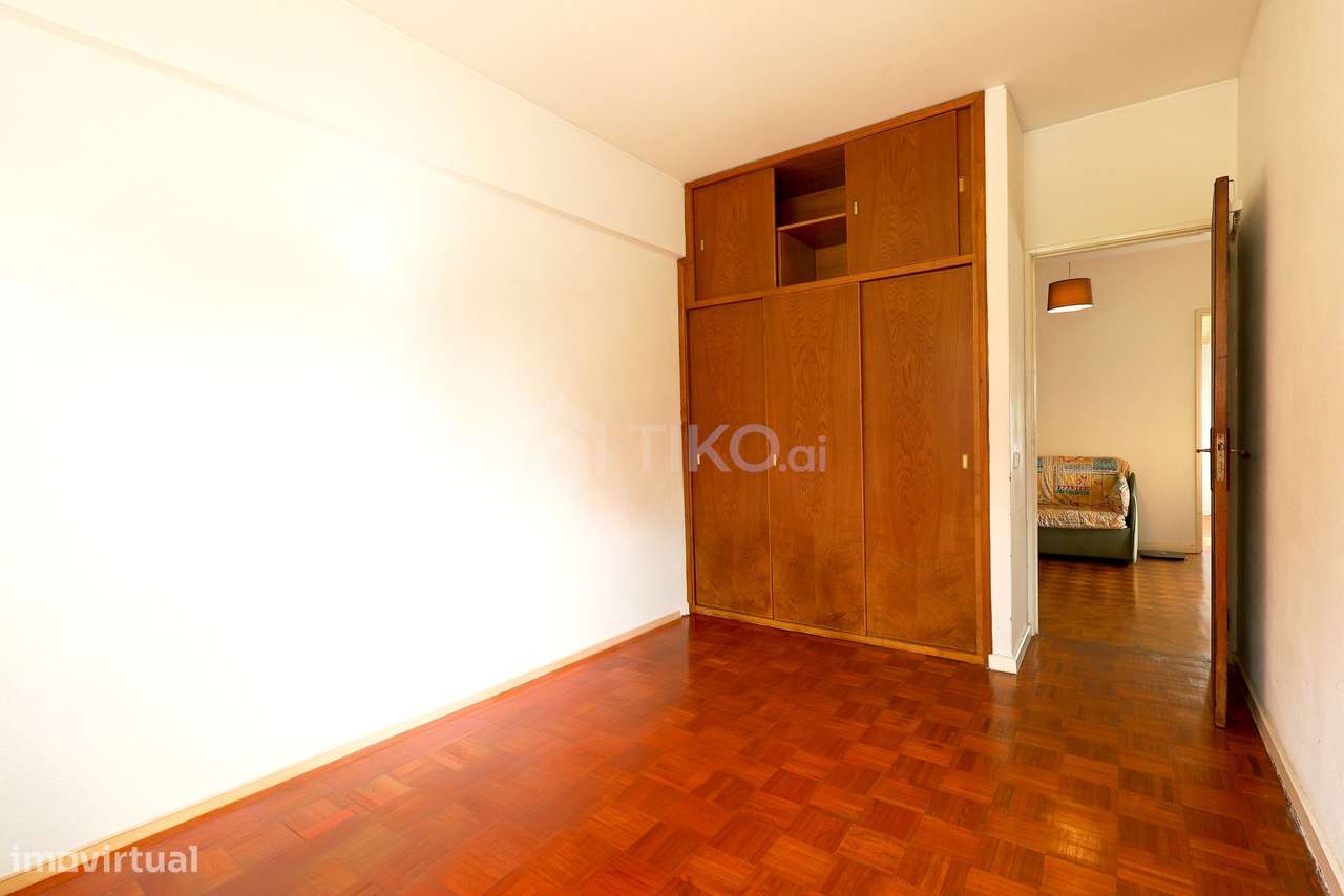 T4 COM 3 FRENTES SOLARES E ÁREAS ACIMA DA MÉDIA | METRO DE CHELAS-9