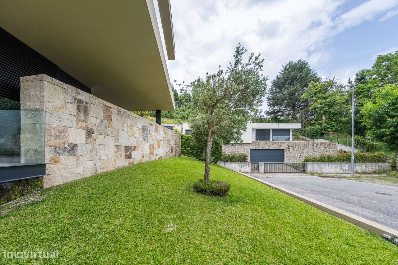 Moradia T4 com Rooftop Panorâmico e Piscina Privativa em GUIMARÃES-45