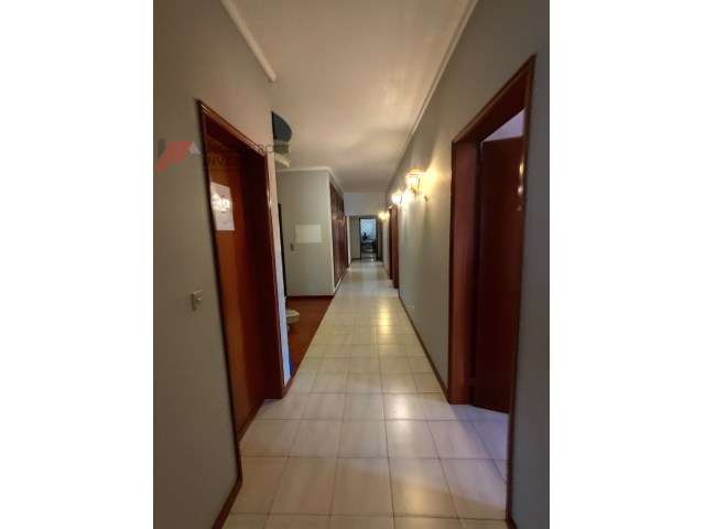 Moradia Bifamiliar T6 com Excelentes Áreas e Conforto-31