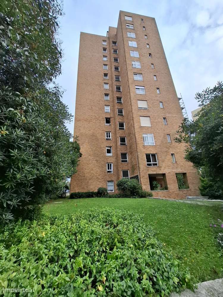 Apartamento T2 com 2 Garagens | Rua Prof. Antão de Almeida Garrett - Grande imagem: 1/26