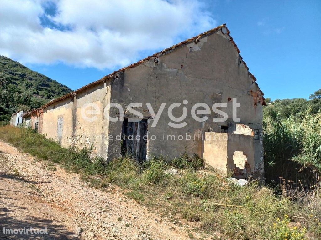 Armazéns para recuperar, inseridos num lote de 1706M2 em ...