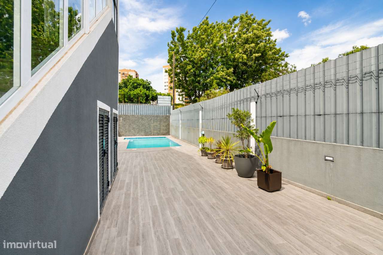 Moradia T4 com piscina e garagem junto às Colinas do Cruzeiro-40