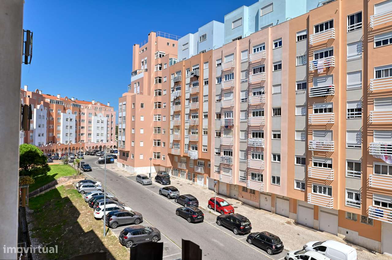 Apartamento T3 semi-remodelado, luminoso e pronto a habitar, na Rincho-7