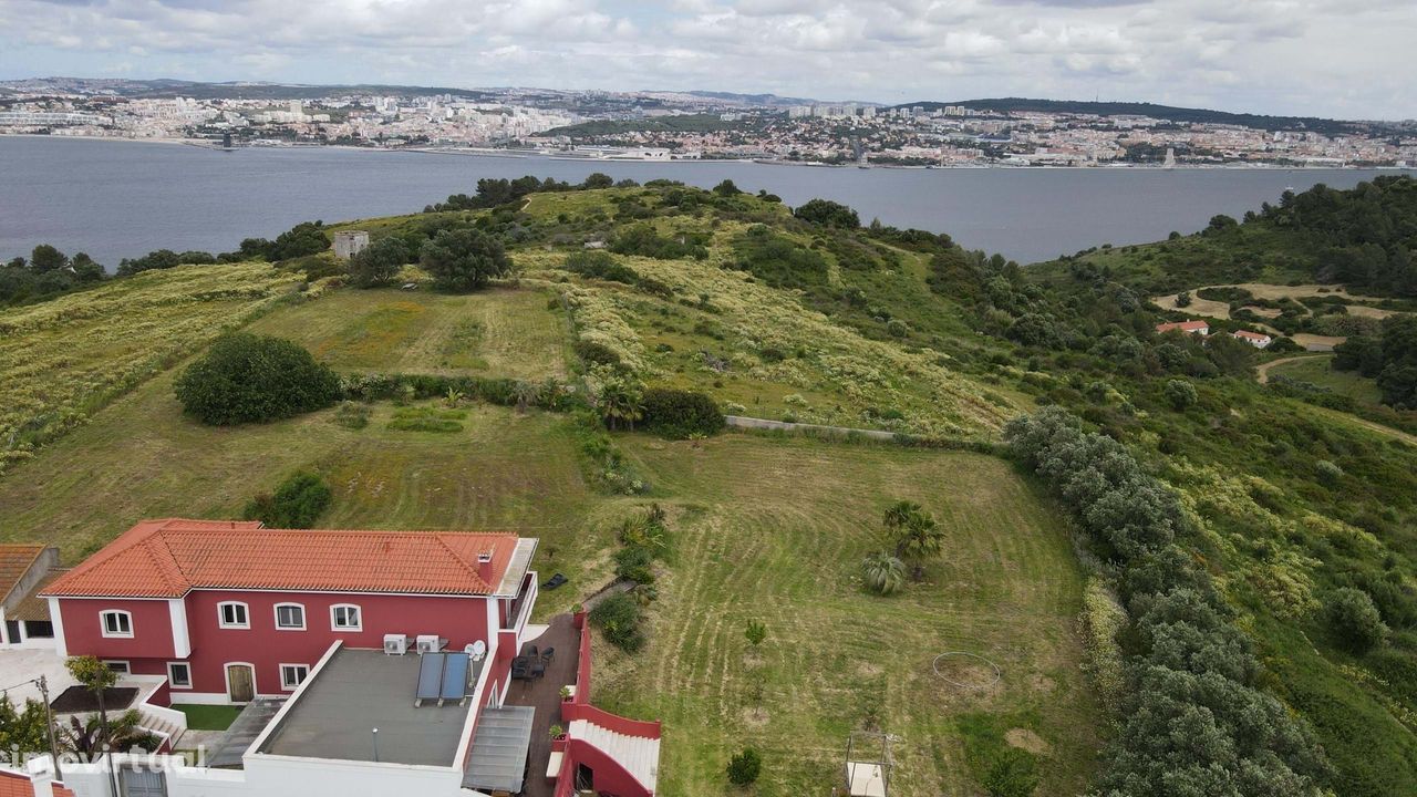 Propriedade T5 com vista sobre o Rio Tejo e a cidade de Lisboa