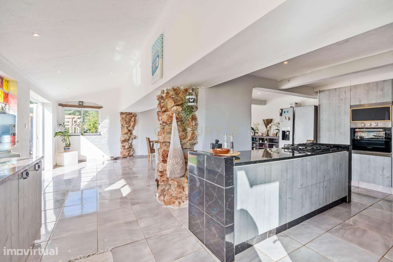 MORADIA T4 EM ESTILO RÚSTICO, SITUADA EM UM AMBIENTE CAMPESTRE COM PIS - Grande imagem: 4/42