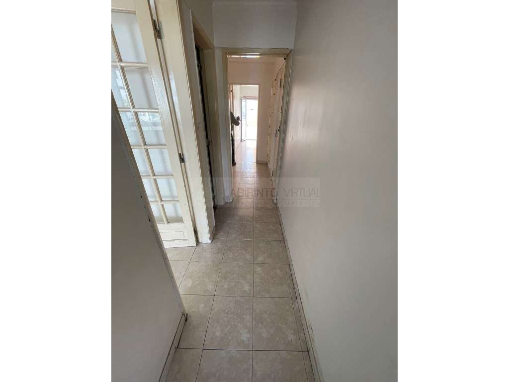 Vende-se T2 com varandas e arrecadação em Oeiras-13