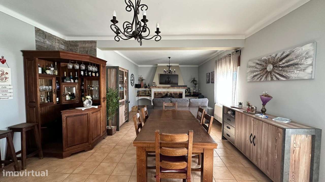 MORADIA  T4 BASTANTE ATRATIVA , ESPAÇOSA E COM MUITA LUZ NATURAL EM A-23