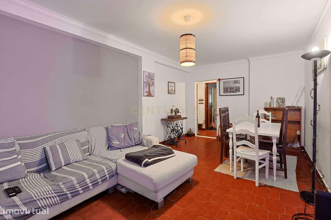 T2 em Caparide com Excelente Luminosidade e Posição Elevada nas Trasei - Grande imagem: 4/15