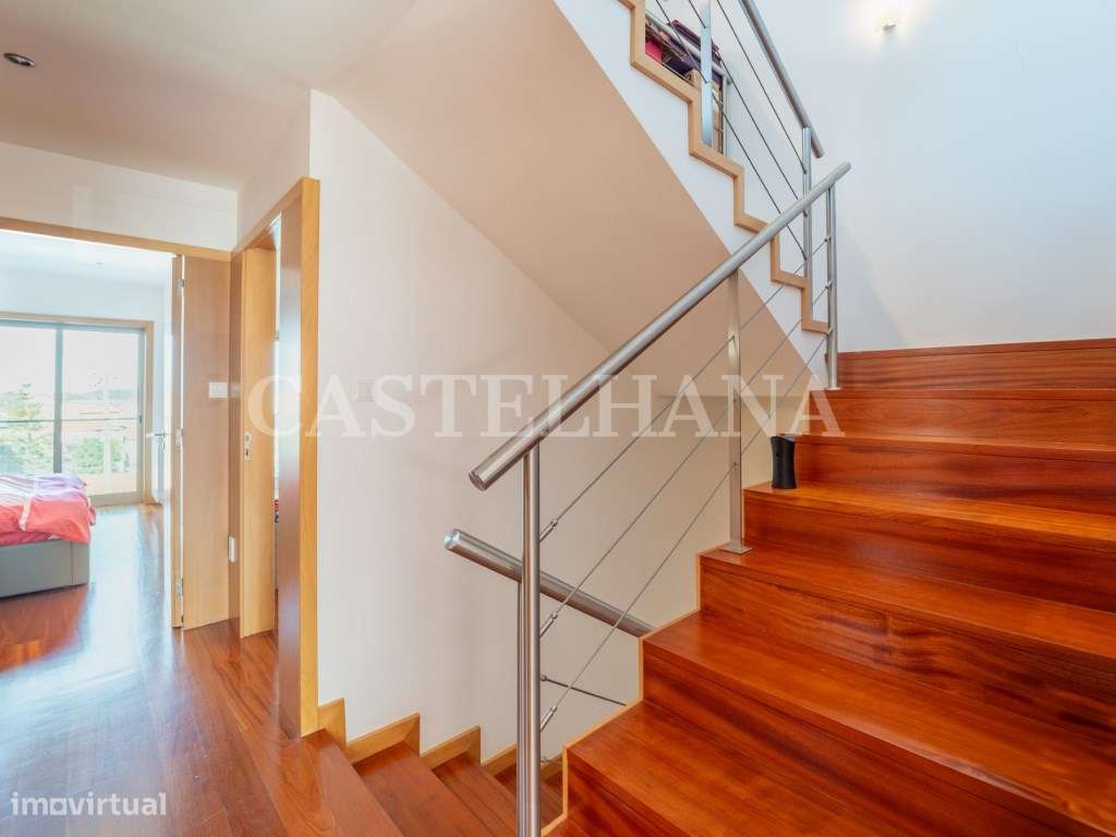 Moradia T4+1 com jardim, terraços e garagem privada, próxima a Mari...-24