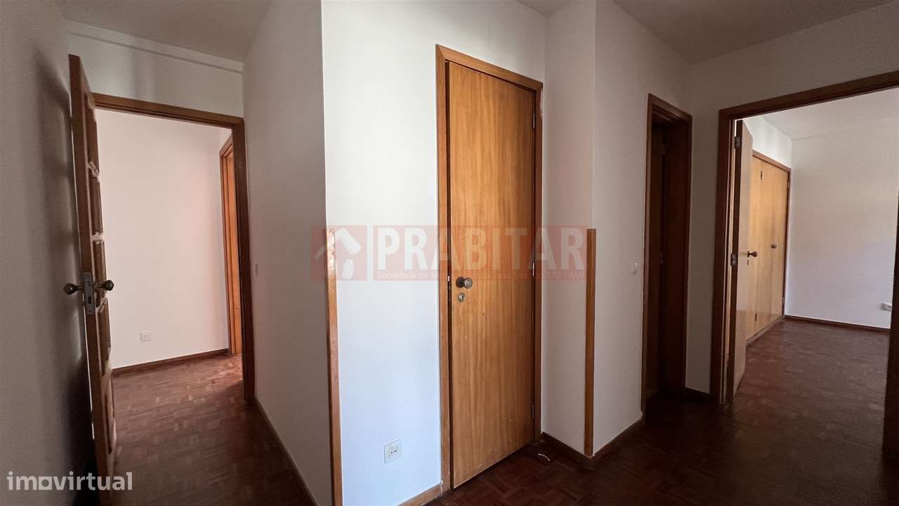 Apartamento T4 com garagem na Quinta D. João-15