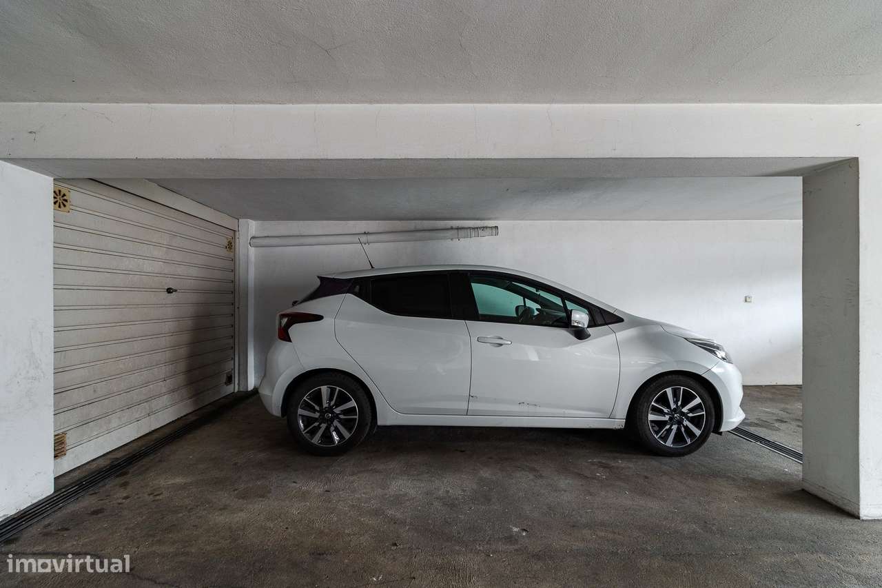 T3 de Excelência com T0 Independente, Garagem Fechada e 3 Lugares de E-36