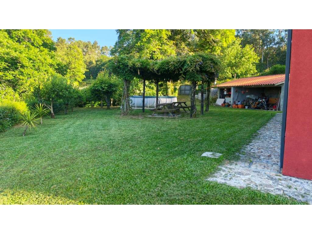 Moradia com terreno envolvente, espaços amplos e excelente potencial-9