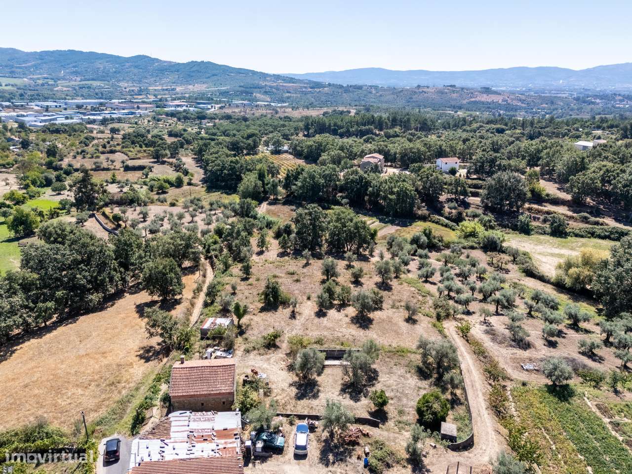Moradia em pedra isolada com piscina e jardim-8
