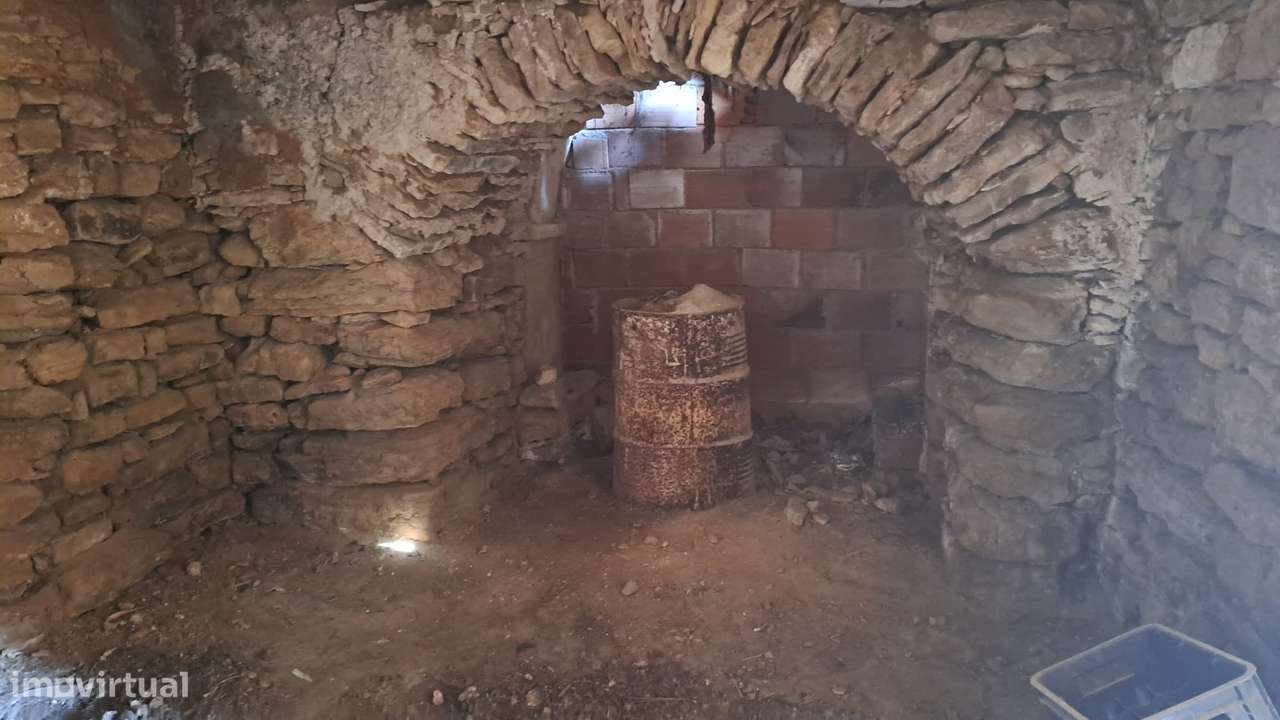 Moradia T2 para Reconstrução no Centro de Almalaguês-12