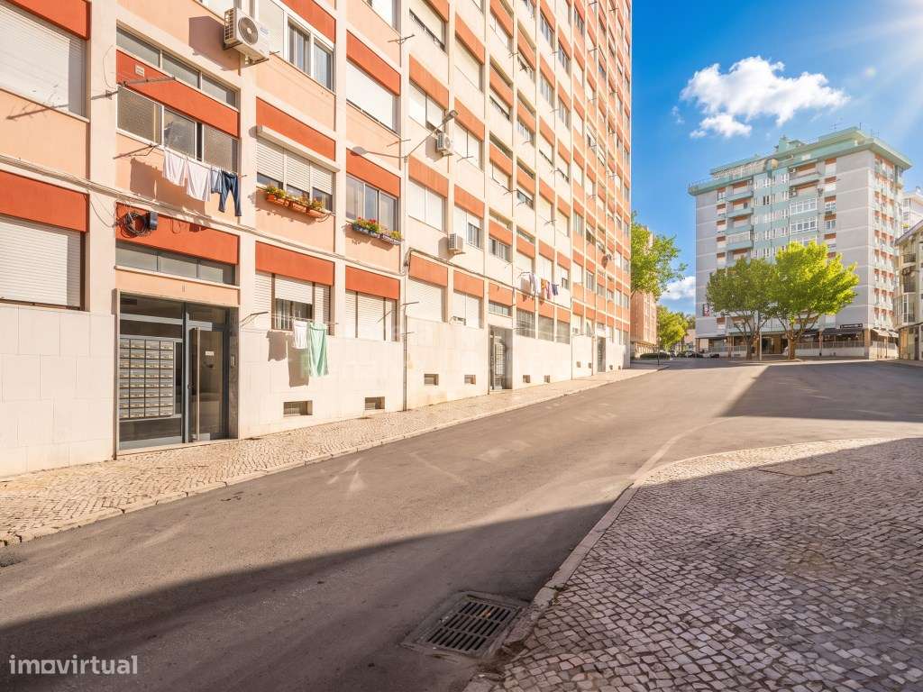 Apartamento T2 remodelado para venda em Verderena, Barreiro-23
