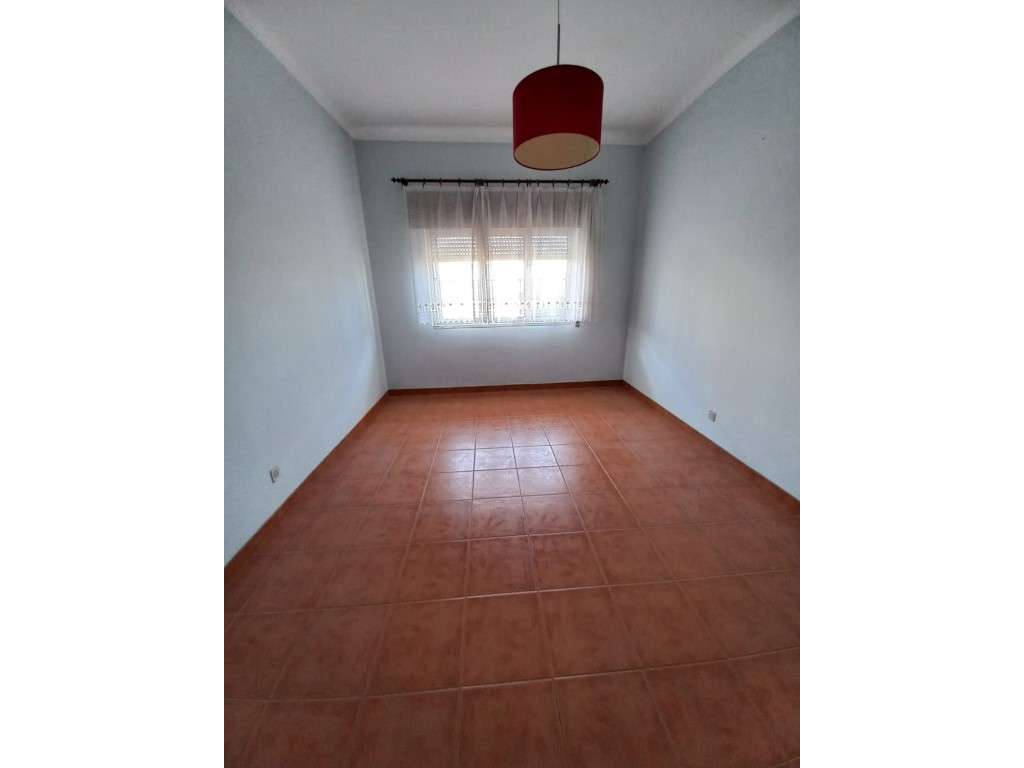 Moradia com 232 m², terreno de 630 m², piso inferior ao nível do ja...-9