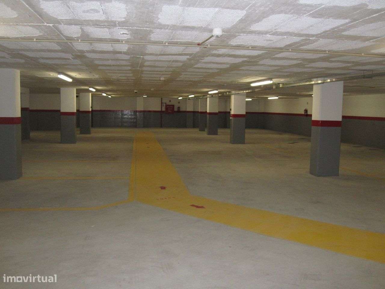 Lugares de garagem para aluguer a 550 mts do Hospital de Santos Silva - Grande imagem: 3/15