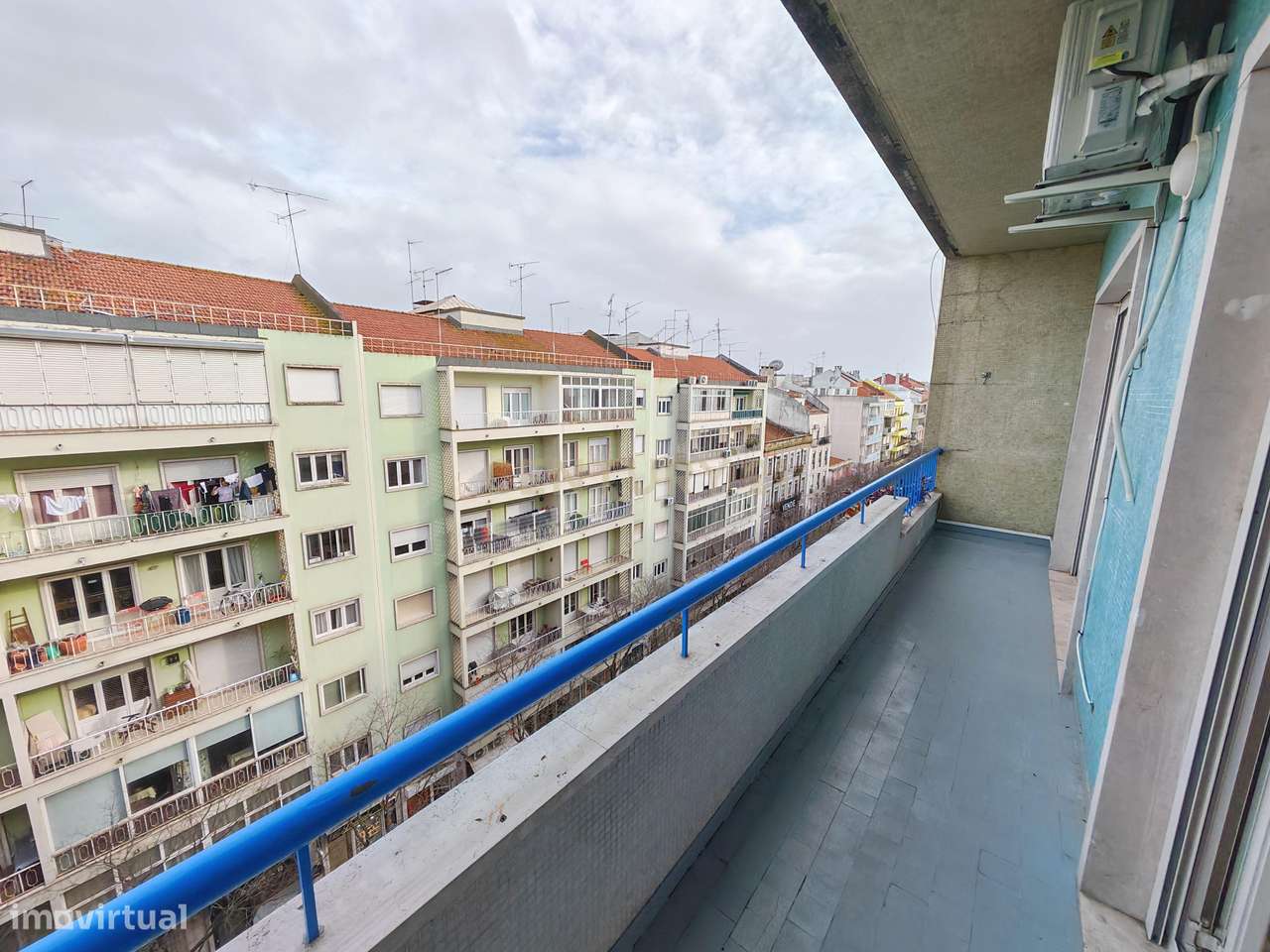 Imóvel T3 muito soalheiro, com enorme varanda e dois WC, tem Ar condic - Grande imagem: 4/28