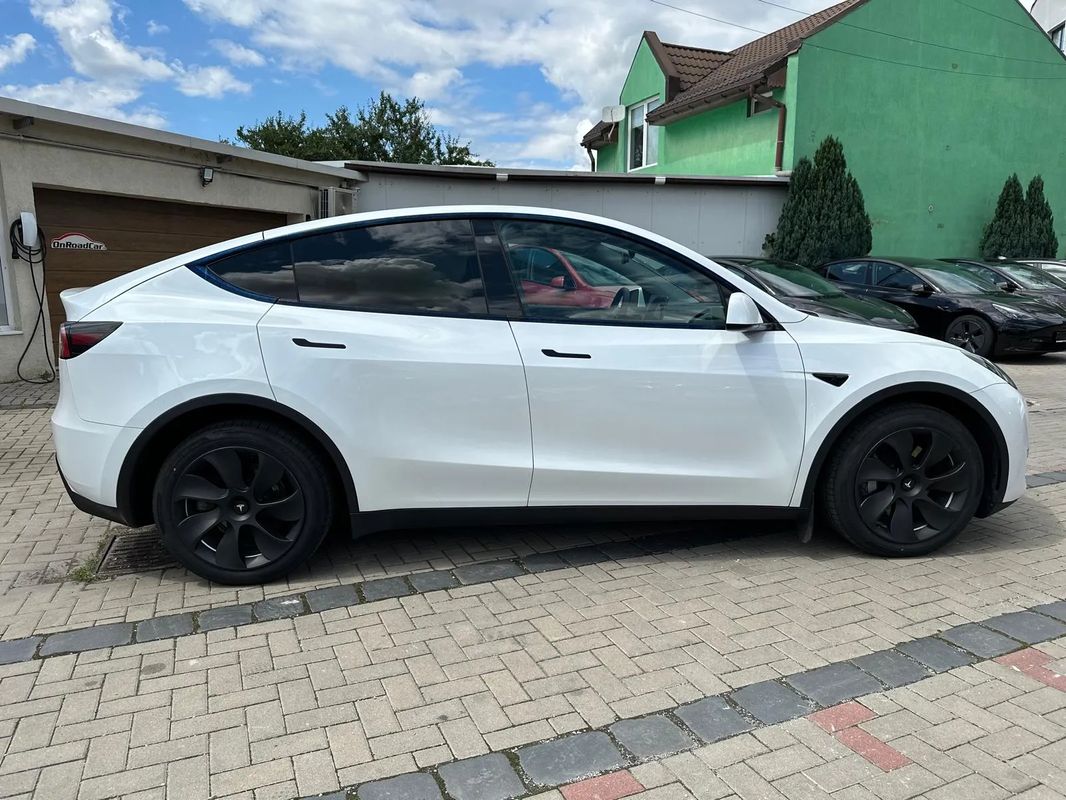 Tesla Model Y Long Range Dual Motor AWD - 13