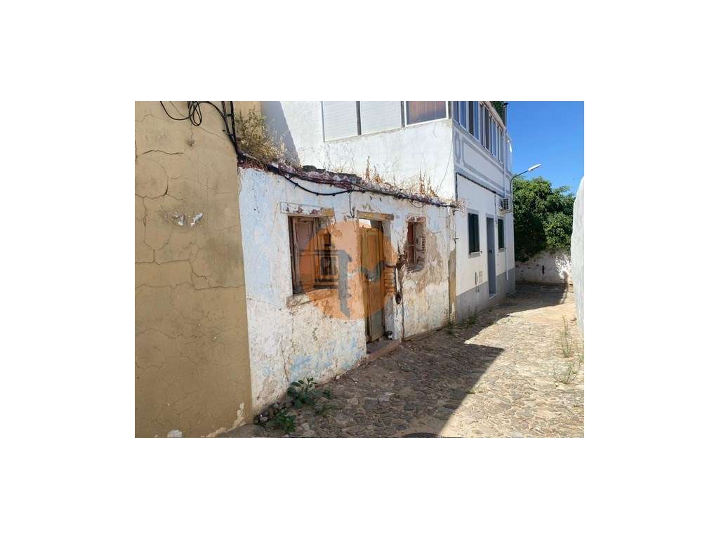 Casa térrea em ruínas no centro histórico de Castro Marim - Grande imagem: 2/7