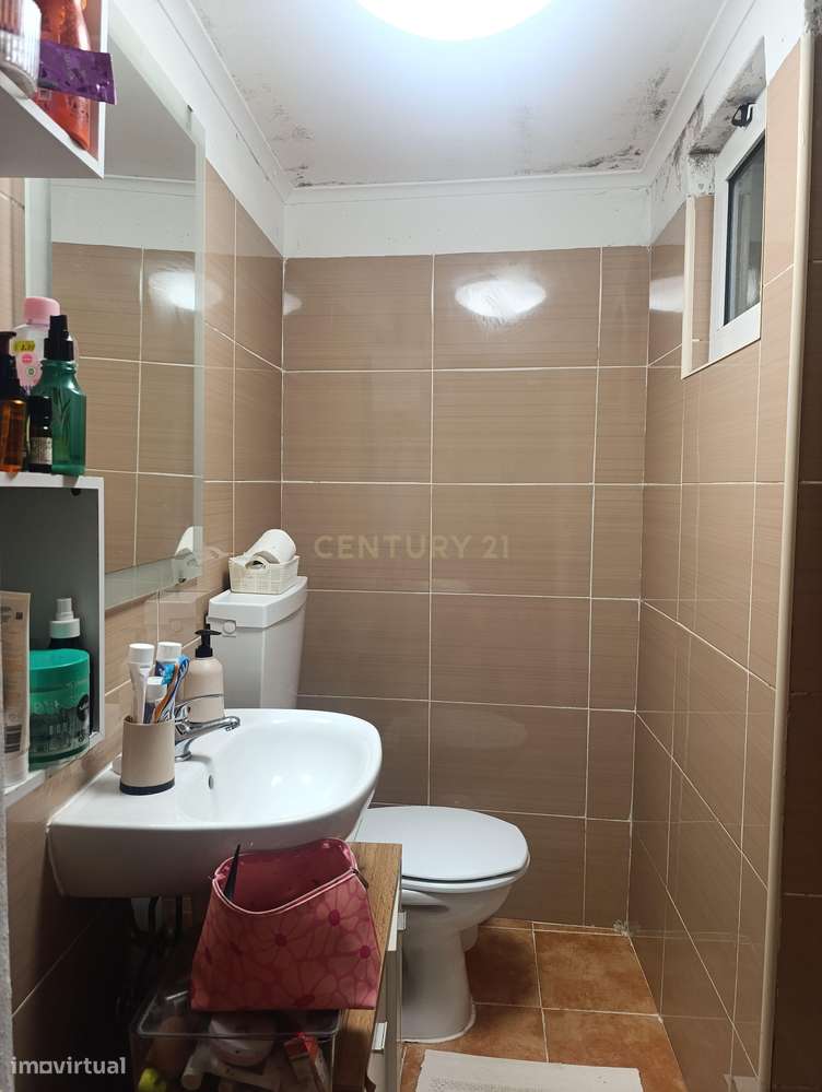 Casa T2 em Almada com 2 casas de banho e boa exposição solar-19