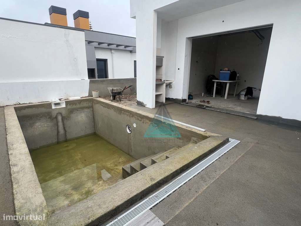 Moradia térrea isolada T3+1 com piscina e garagem terreno de 320m2 - Grande imagem: 5/27
