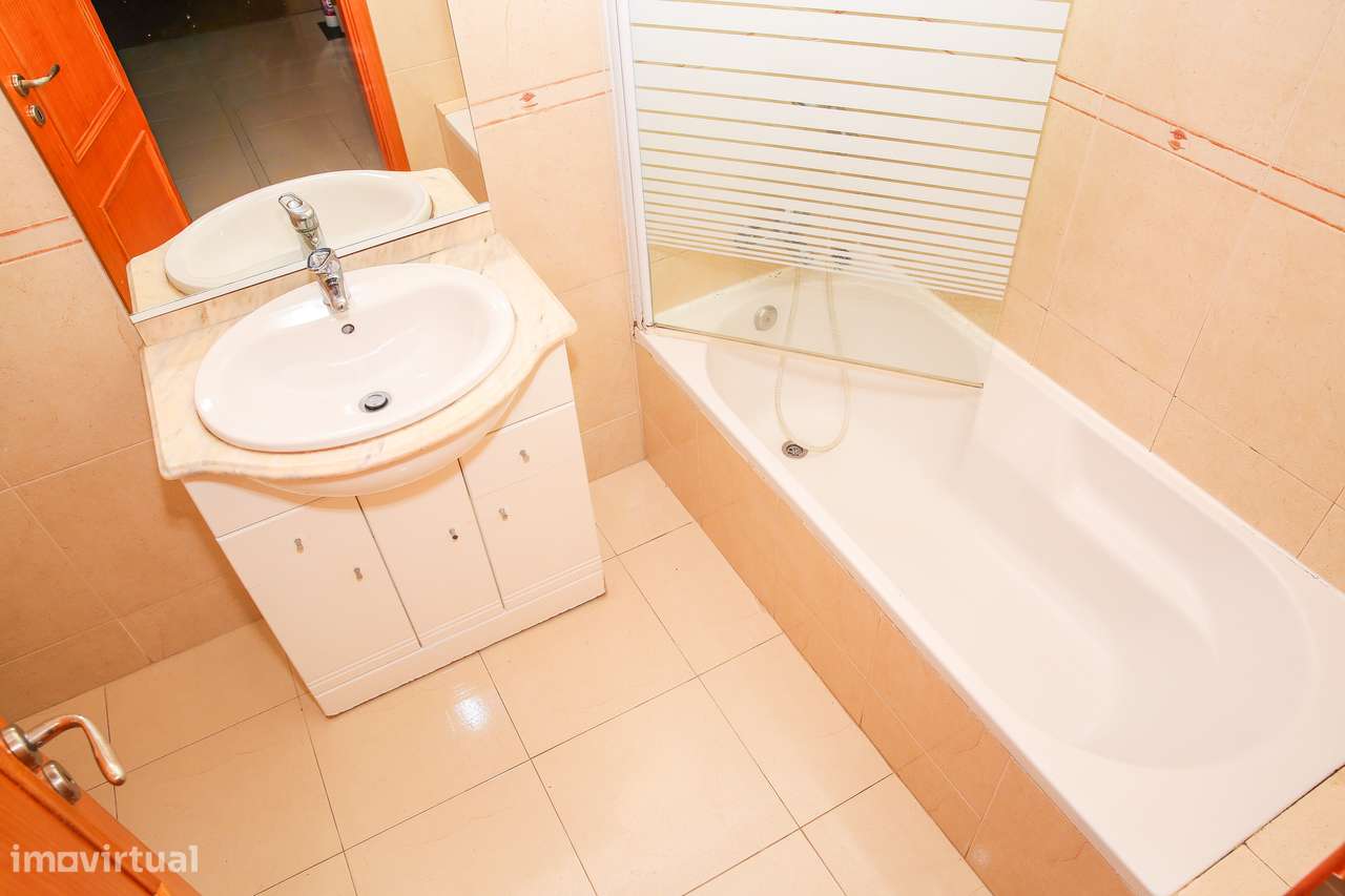 Excelente apartamento T3 com 111m2 no centro da Abrigada-46